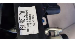 Gebruikte Schakelkabel Versnellingsbak Citroen C3 Pluriel (HB) 1.4 Prijs € 50,00 Margeregeling aangeboden door Autosloopbedrijf H.C.Stouten