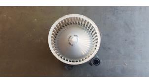 Gebruikte Kachel Ventilatiemotor Opel Karl 1.0 12V Prijs € 50,00 Margeregeling aangeboden door Autosloopbedrijf H.C.Stouten