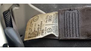 Gebruikte Veiligheidsgordel links-voor Daihatsu Cuore (L251/271/276) 1.0 12V DVVT Prijs € 40,00 Margeregeling aangeboden door Autosloopbedrijf H.C.Stouten