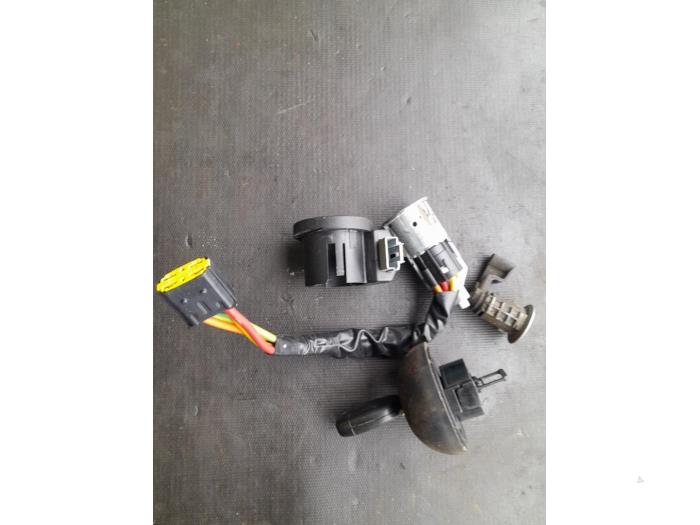 Gebruikte Contactslot + computer Renault Clio II (BB/CB) 1.4 16V Prijs € 150,00 Margeregeling aangeboden door Autosloopbedrijf H.C.Stouten