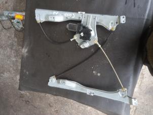 Gebruikte Raammechaniek 4Deurs rechts-voor Renault Clio III Estate/Grandtour (KR) 1.2 16V TCE 100 Prijs € 40,00 Margeregeling aangeboden door Autosloopbedrijf H.C.Stouten