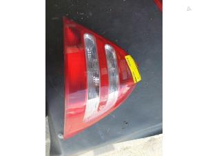 Gebruikte Achterlicht rechts Mercedes C (W203) 1.8 C-180K 16V Prijs € 30,00 Margeregeling aangeboden door Autosloopbedrijf H.C.Stouten