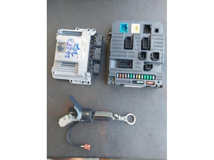 Gebruikte Contactslot + computer Peugeot 207/207+ (WA/WC/WM) 1.4 16V VTi Prijs € 125,00 Margeregeling aangeboden door Autosloopbedrijf H.C.Stouten