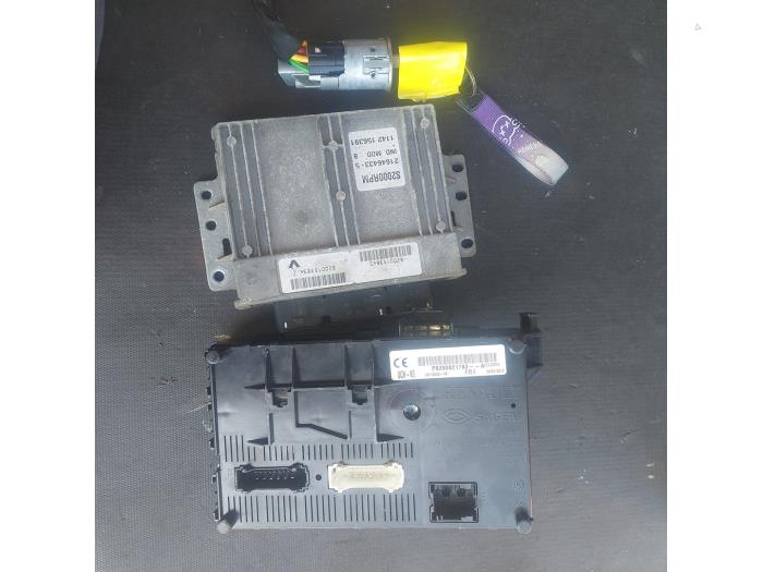 Gebruikte Kontaktslot + computer Renault Clio II (BB/CB) 1.2 Prijs € 125,00 Margeregeling aangeboden door Autosloopbedrijf H.C.Stouten