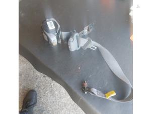 Gebruikte Veiligheidsgordel rechts-voor Hyundai Accent 1.3 12V Prijs € 40,00 Margeregeling aangeboden door Autosloopbedrijf H.C.Stouten