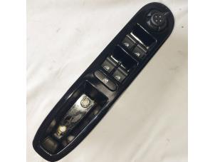 Gebruikte Ruit schakelaar elektrisch Alfa Romeo 159 (939AX) 2.2 JTS 16V Prijs € 35,00 Margeregeling aangeboden door Autosloopbedrijf H.C.Stouten