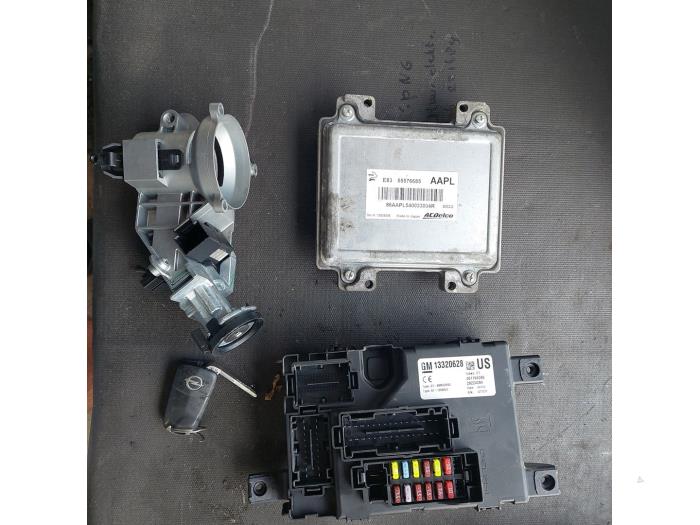 Gebruikte Kontaktslot + computer Opel Corsa D 1.2 16V Prijs € 125,00 Margeregeling aangeboden door Autosloopbedrijf H.C.Stouten
