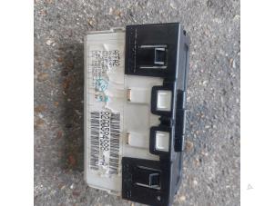 Gebruikte Display Interieur Renault Trafic New (FL) 2.0 dCi 16V 115 Prijs € 25,00 Margeregeling aangeboden door Autosloopbedrijf H.C.Stouten