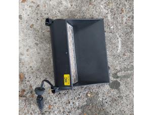 Gebruikte Extra Remlicht midden Opel Corsa B (73/78/79) 1.2i 16V Prijs € 30,00 Margeregeling aangeboden door Autosloopbedrijf H.C.Stouten