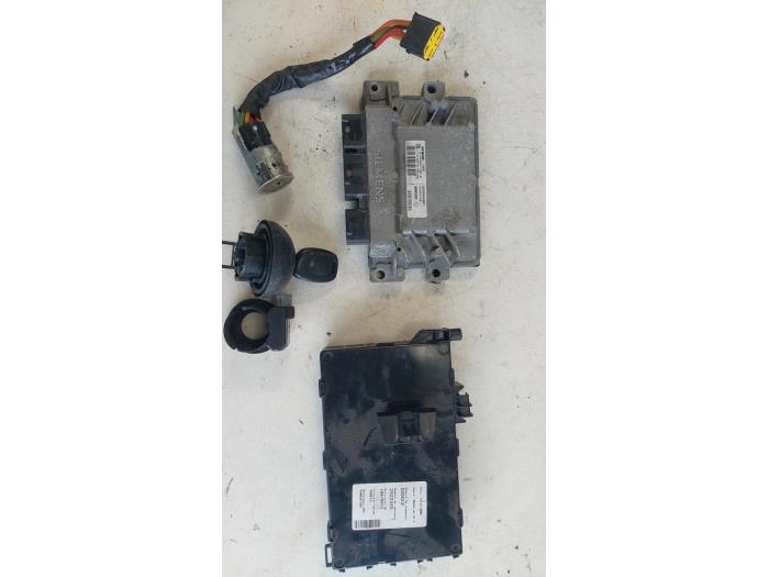 Gebruikte Kontaktslot + computer Renault Clio II (BB/CB) 1.2 16V Prijs € 125,00 Margeregeling aangeboden door Autosloopbedrijf H.C.Stouten