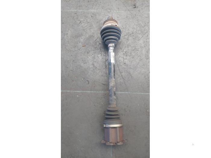 Gebruikte Aandrijfas rechts-voor Audi A4 (B6) 1.8 T 20V Prijs € 50,00 Margeregeling aangeboden door Autosloopbedrijf H.C.Stouten