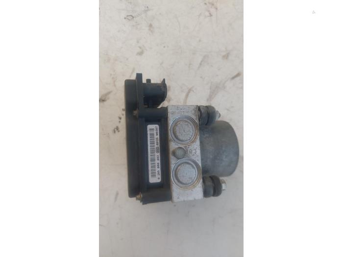 Gebruikte ABS Pomp Smart Forfour (454) 1.0 12V Prijs € 75,00 Margeregeling aangeboden door Autosloopbedrijf H.C.Stouten
