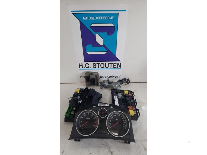 Gebruikte Kontaktslot + computer Opel Astra H SW (L35) 1.6 16V Twinport Prijs € 125,00 Margeregeling aangeboden door Autosloopbedrijf H.C.Stouten