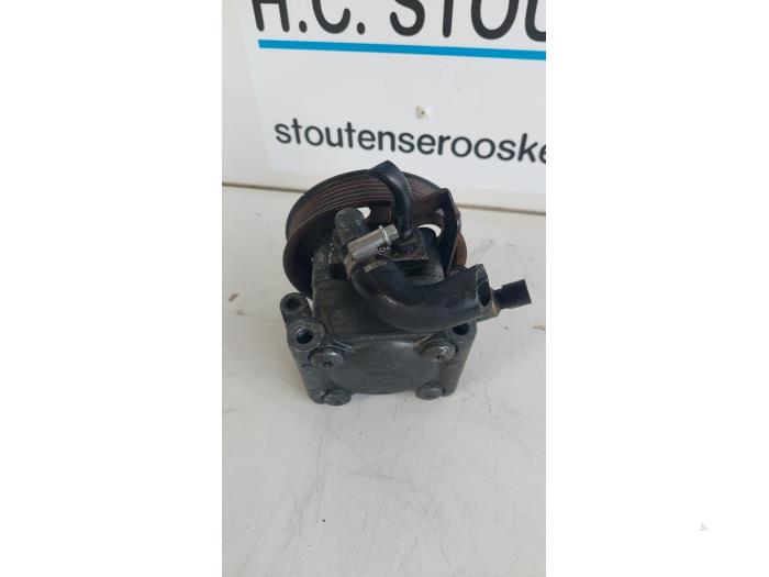 Gebruikte Servopomp Ford Focus C-Max 1.6 16V Prijs € 60,00 Margeregeling aangeboden door Autosloopbedrijf H.C.Stouten