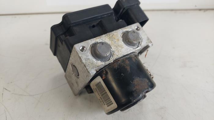 Gebruikte ABS Pomp Peugeot 206 (2A/C/H/J/S) 1.4 XR,XS,XT,Gentry Prijs € 125,00 Margeregeling aangeboden door Autosloopbedrijf H.C.Stouten