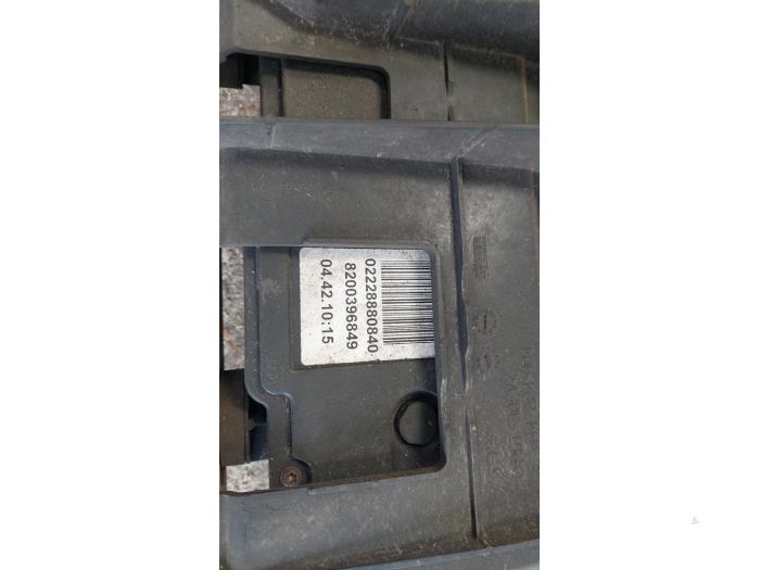 Gebruikte Handrem Mechaniek Renault Scénic II (JM) 1.6 16V Prijs € 125,00 Margeregeling aangeboden door Autosloopbedrijf H.C.Stouten