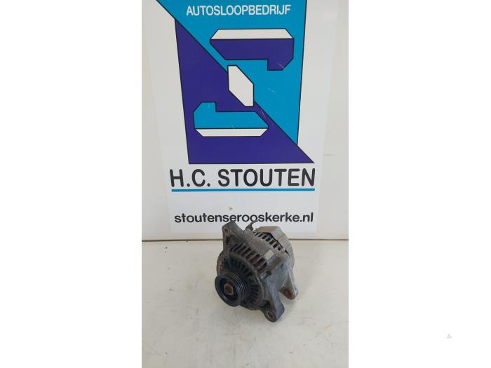 Gebruikte Alternator Toyota Yaris (P1) 1.0 16V VVT-i Prijs € 40,00 Margeregeling aangeboden door Autosloopbedrijf H.C.Stouten