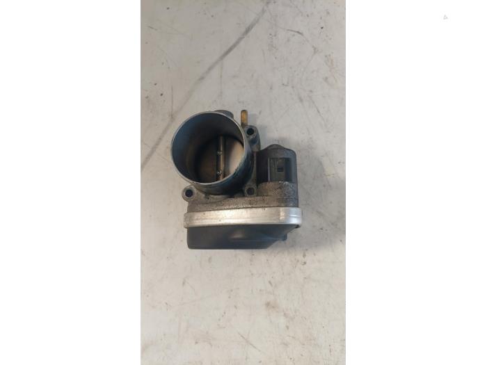 Gebruikte Gasklephuis Renault Clio III (BR/CR) 1.6 16V Prijs € 35,00 Margeregeling aangeboden door Autosloopbedrijf H.C.Stouten