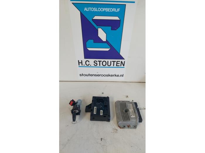 Gebruikte Kontaktslot + computer Renault Clio III (BR/CR) 1.6 16V Prijs € 125,00 Margeregeling aangeboden door Autosloopbedrijf H.C.Stouten