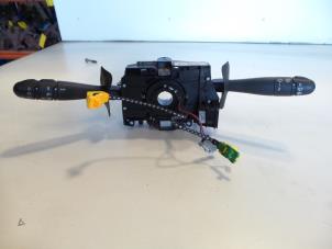 Gebruikte Licht + Raw Schakelaar Renault Clio Prijs € 50,00 Margeregeling aangeboden door Autosloopbedrijf H.C.Stouten