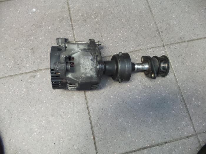 Gebruikte Dynamo Ford Focus 1 Wagon 1.8 TDdi Prijs € 60,00 Margeregeling aangeboden door Autosloopbedrijf H.C.Stouten
