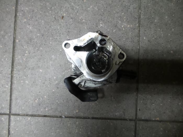 Gebruikte Vacuumpomp Rembekrachtiging Renault Clio III (BR/CR) 1.5 dCi 105 Prijs € 50,00 Margeregeling aangeboden door Autosloopbedrijf H.C.Stouten