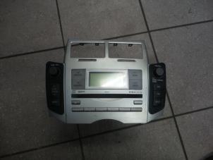 Gebruikte Radio CD Speler Toyota Yaris II (P9) 1.3 16V VVT-i Prijs € 100,00 Margeregeling aangeboden door Autosloopbedrijf H.C.Stouten