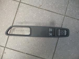 Gebruikte Raam schakelaar elektrisch Renault Clio IV (5R) 0.9 Energy TCE 90 12V Prijs € 50,00 Margeregeling aangeboden door Autosloopbedrijf H.C.Stouten