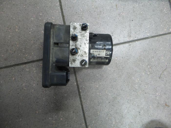 Gebruikte ABS Pomp Skoda Octavia (1U2) 1.6 Prijs € 100,00 Margeregeling aangeboden door Autosloopbedrijf H.C.Stouten