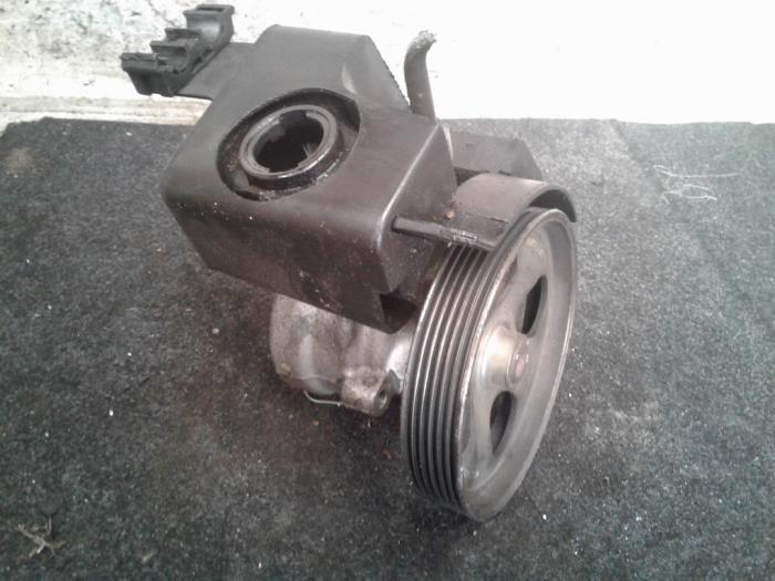 Gebruikte Pomp Servo Peugeot 206 (2A/C/H/J/S) 1.4 16V Prijs € 50,00 Margeregeling aangeboden door Autodemontage de Zaag