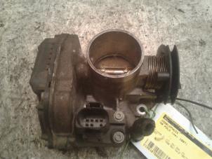 Gebruikte Gasklephuis Volkswagen Polo III (6N1) 1.6i 75 Prijs € 50,00 Margeregeling aangeboden door Autodemontage de Zaag