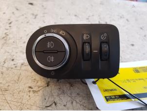 Gebruikte Licht Schakelaar Opel Corsa D 1.3 CDTi 16V ecoFLEX Prijs € 35,00 Margeregeling aangeboden door Autodemontage de Zaag