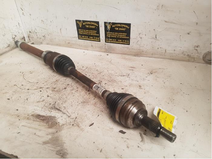 Gebruikte Aandrijfas rechts-voor Renault Clio IV (5R) 0.9 Energy TCE 90 12V Prijs € 65,00 Margeregeling aangeboden door Autodemontage de Zaag