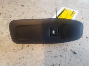 Gebruikte Raam schakelaar elektrisch Peugeot 208 I (CA/CC/CK/CL) 1.6 HDi 115 16V Prijs € 15,00 Margeregeling aangeboden door Autodemontage de Zaag
