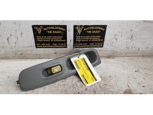 Gebruikte Ruit schakelaar elektrisch Renault Twingo (C06) 1.2 Prijs € 20,00 Margeregeling aangeboden door Autodemontage de Zaag