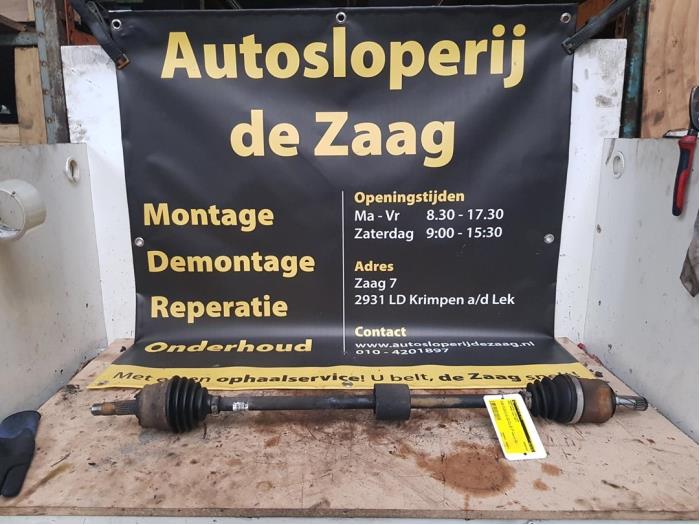 Gebruikte Steekas links-voor Opel Corsa D 1.2 16V Prijs € 35,00 Margeregeling aangeboden door Autodemontage de Zaag