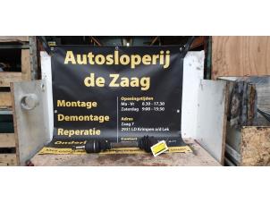 Gebruikte Aandrijfas links-voor Peugeot 206 CC (2D) 1.6 HDI 16V FAP Prijs € 35,00 Margeregeling aangeboden door Autodemontage de Zaag