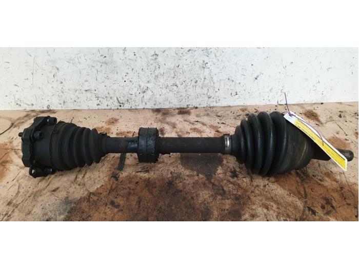 Gebruikte Aandrijfas links-voor Volkswagen Bora (1J2) 1.6 16V Prijs € 30,00 Margeregeling aangeboden door Autodemontage de Zaag
