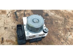 Gebruikte ABS Pomp Renault Clio IV (5R) 0.9 Energy TCE 90 12V Prijs € 100,00 Margeregeling aangeboden door Autodemontage de Zaag