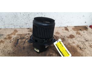 Gebruikte Chaufage Ventilatiemotor Renault Clio IV (5R) 0.9 Energy TCE 90 12V Prijs € 50,00 Margeregeling aangeboden door Autodemontage de Zaag