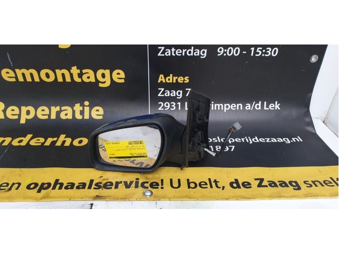 Buitenspiegel links van een Ford Focus 2 1.6 16V 2005