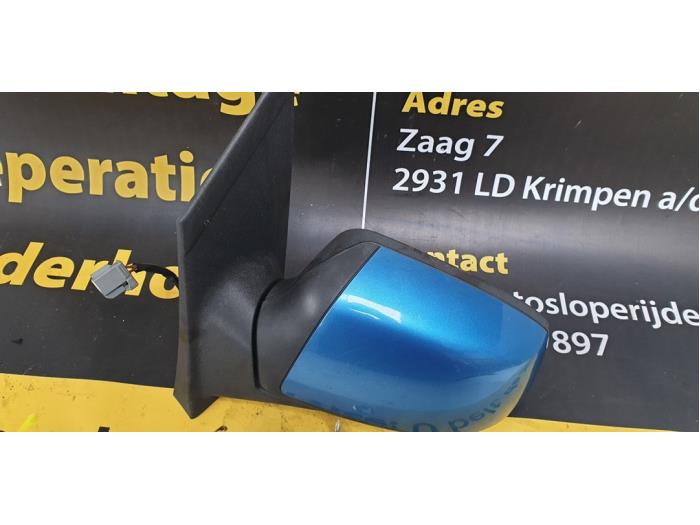 Buitenspiegel links van een Ford Focus 2 1.6 16V 2005