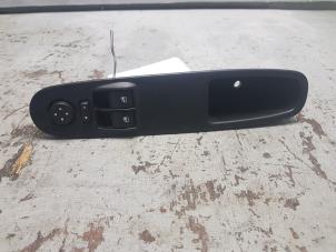 Gebruikte Schakelaar Elektrisch Raam Fiat Punto Evo (199) 1.3 JTD Multijet 85 16V Euro 5 Prijs € 25,00 Margeregeling aangeboden door Autodemontage de Zaag