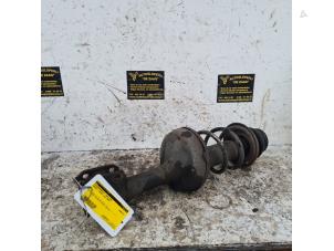 Gebruikte Schokdemperpoot links-voor Renault Twingo II (CN) 1.2 Prijs € 30,00 Margeregeling aangeboden door Autodemontage de Zaag