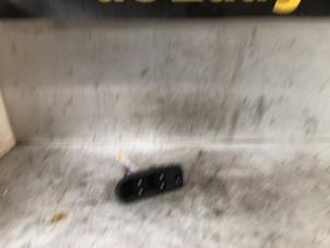 Gebruikte Combischakelaar ramen Renault Grand Scénic II (JM) 1.6 16V Prijs € 25,00 Margeregeling aangeboden door Autodemontage de Zaag