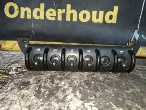 Gebruikte Raam schakelaar elektrisch BMW Mini One/Cooper (R50) 1.6 16V Cooper Prijs € 25,00 Margeregeling aangeboden door Autodemontage de Zaag