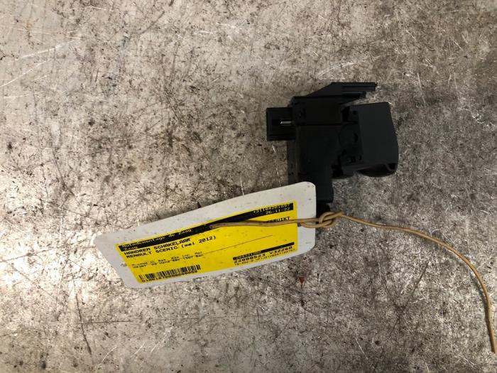 Gebruikte Handrem schakelaar Renault Scénic III (JZ) 1.4 16V TCe 130 Prijs € 20,00 Margeregeling aangeboden door Autodemontage de Zaag