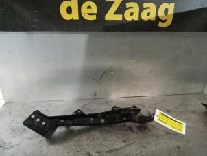 Gebruikte Koplampframe rechts Toyota Yaris (P1) 1.3 16V VVT-i Prijs € 20,00 Margeregeling aangeboden door Autodemontage de Zaag