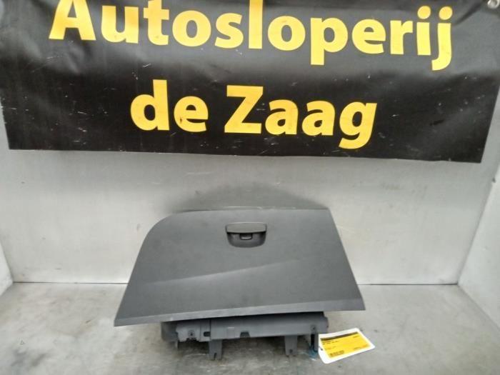 Dashboardkastje van een Seat Ibiza IV (6J5) 1.2 TDI Ecomotive 2011
