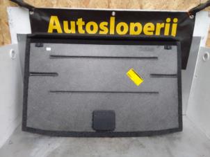Gebruikte Vloerplaat bagageruimte Volkswagen Polo V (6R) 1.2 12V Prijs € 40,00 Margeregeling aangeboden door Autodemontage de Zaag